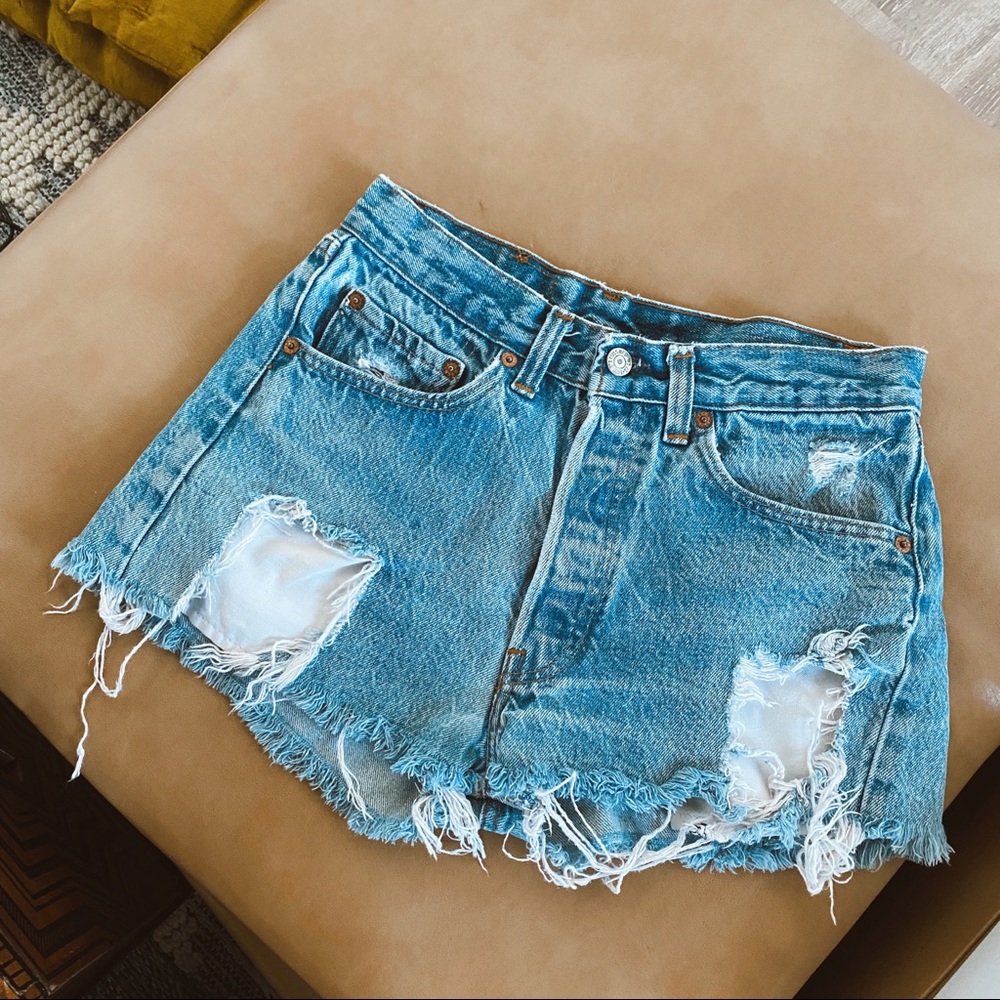 Vintage distressed Levi’s shorts - Picture 3 of 9